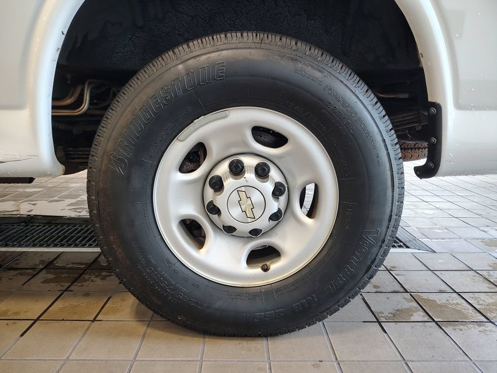 2023 Chevrolet Express Passenger 3500 1LS