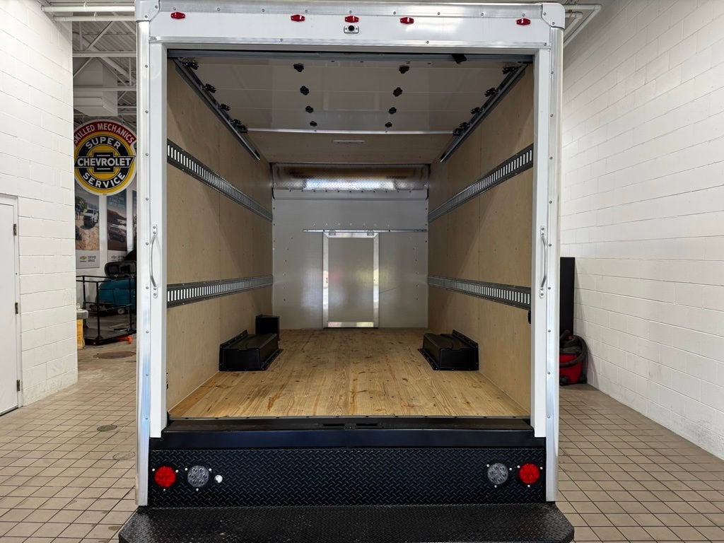 2025 Chevrolet Express Cutaway 3500 1WT
