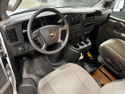 2025 Chevrolet Express Cutaway 3500 1WT