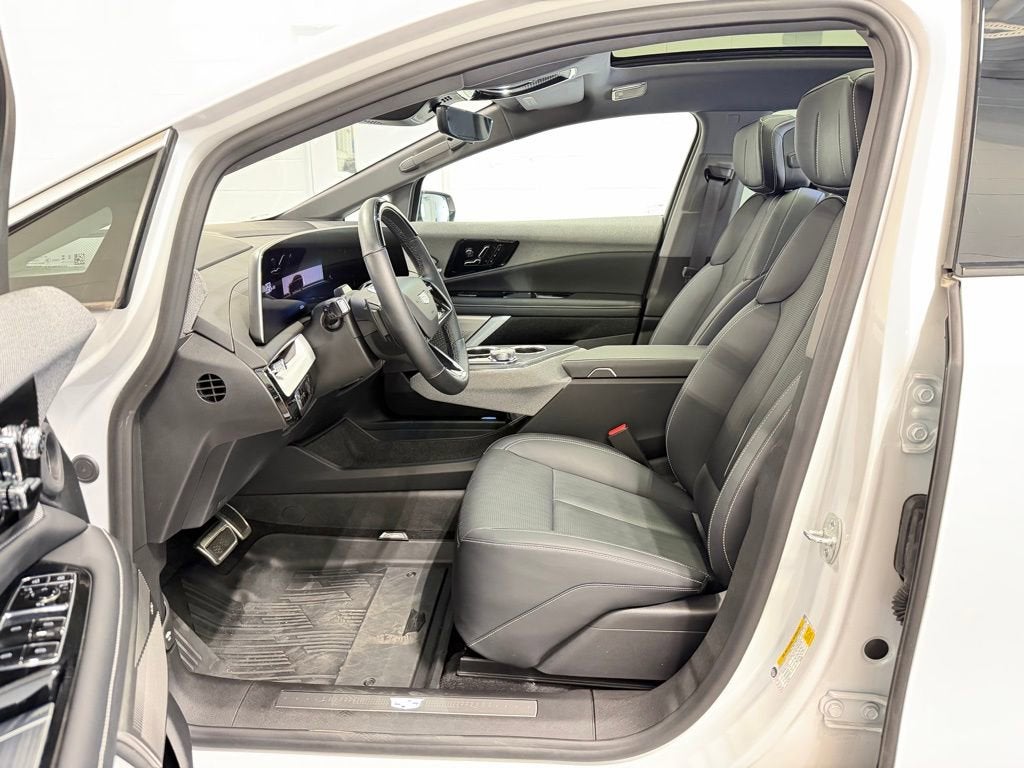 2025 Cadillac OPTIQ Luxury 2