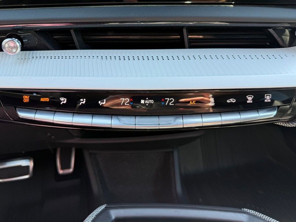 2025 Cadillac OPTIQ Luxury 2
